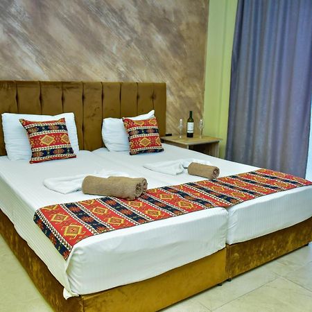גולם Te Bujtina Hotel- Cozy Stay With Traditional Breakfast Near Beach מראה חיצוני תמונה