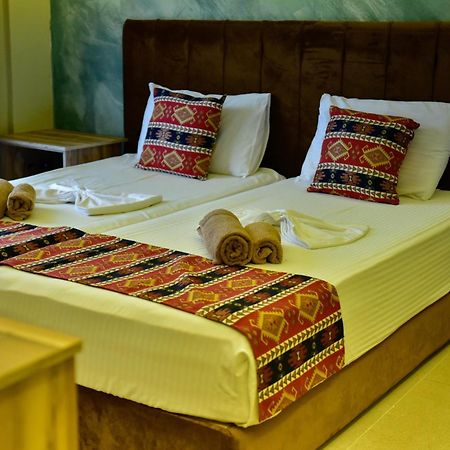 גולם Te Bujtina Hotel- Cozy Stay With Traditional Breakfast Near Beach מראה חיצוני תמונה