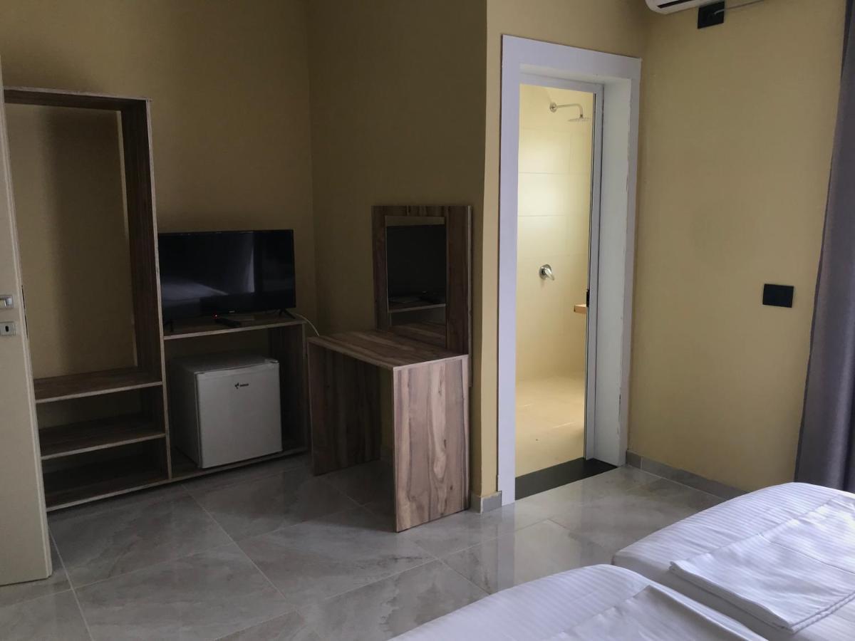 גולם Te Bujtina Hotel- Cozy Stay With Traditional Breakfast Near Beach מראה חיצוני תמונה
