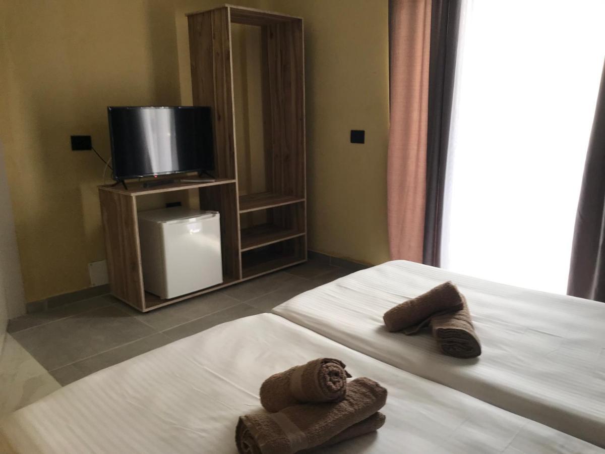 גולם Te Bujtina Hotel- Cozy Stay With Traditional Breakfast Near Beach מראה חיצוני תמונה
