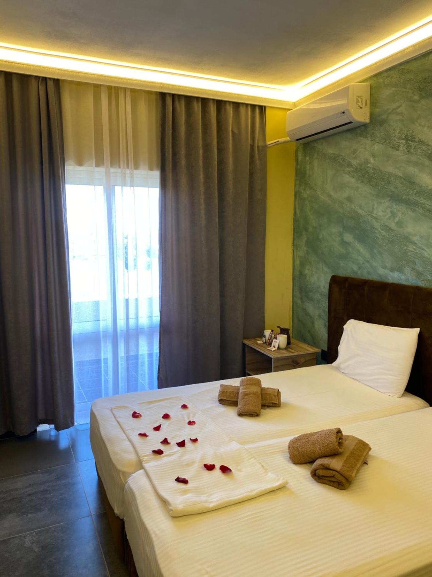 גולם Te Bujtina Hotel- Cozy Stay With Traditional Breakfast Near Beach מראה חיצוני תמונה