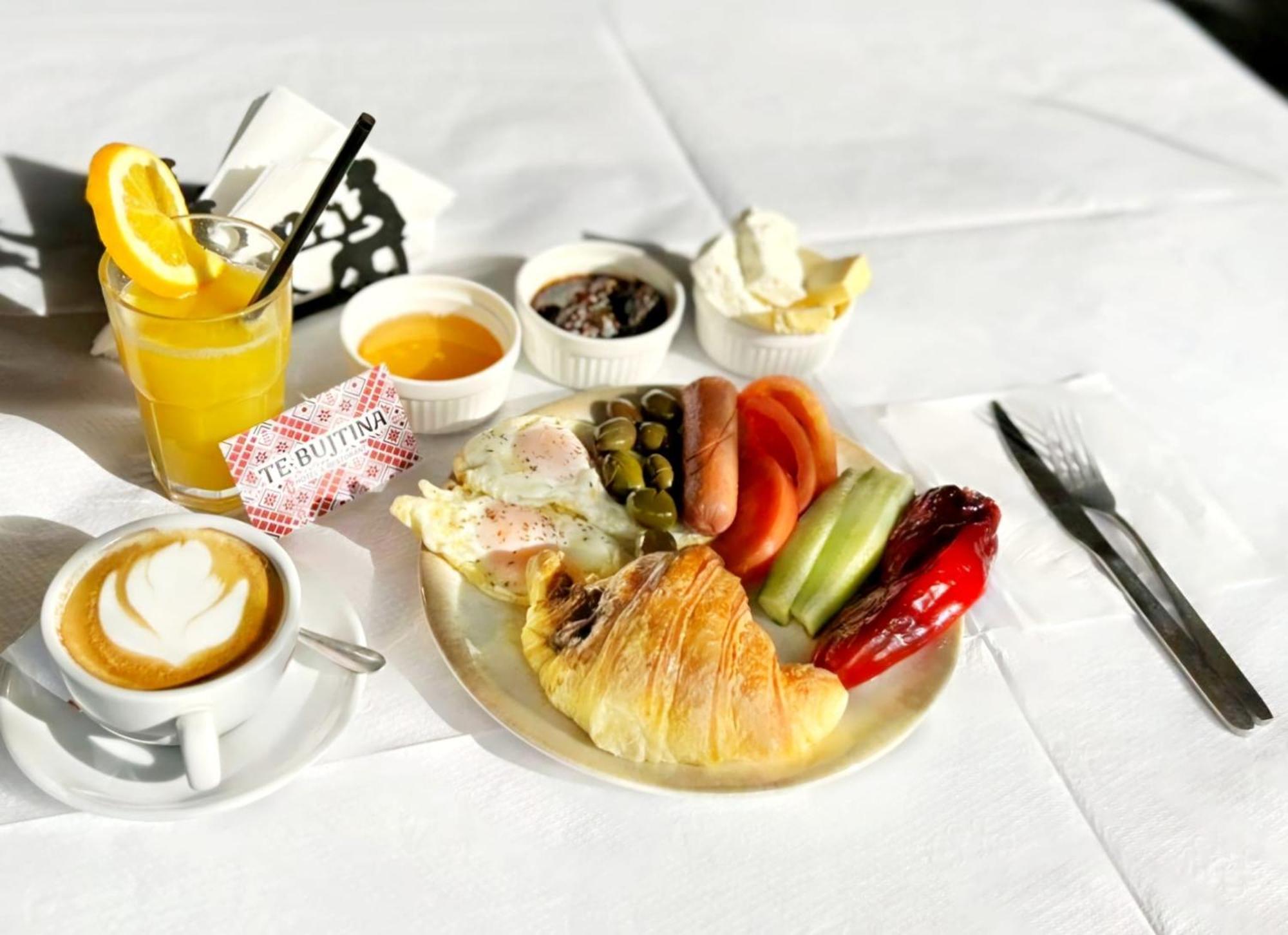 גולם Te Bujtina Hotel- Cozy Stay With Traditional Breakfast Near Beach מראה חיצוני תמונה