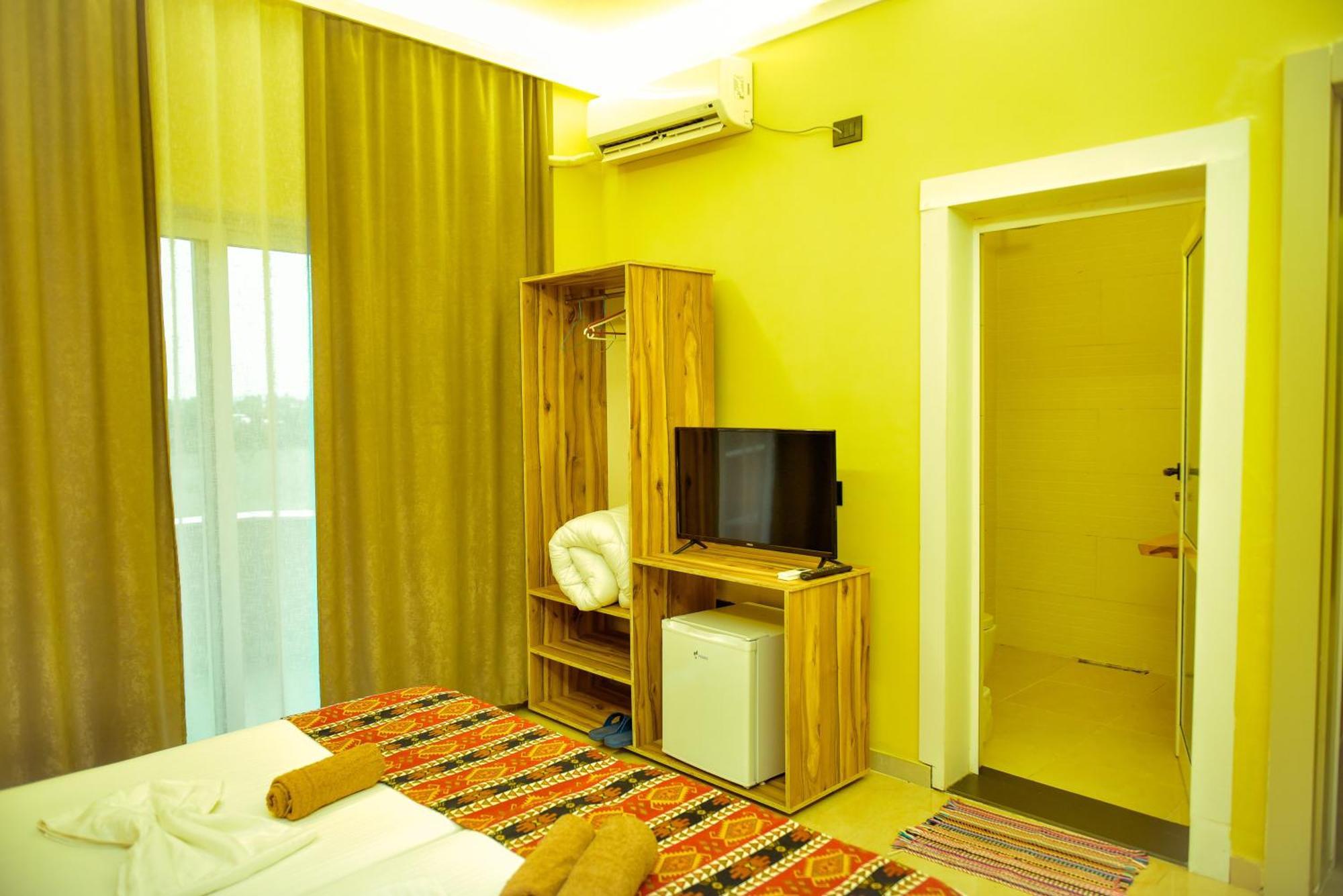 גולם Te Bujtina Hotel- Cozy Stay With Traditional Breakfast Near Beach מראה חיצוני תמונה