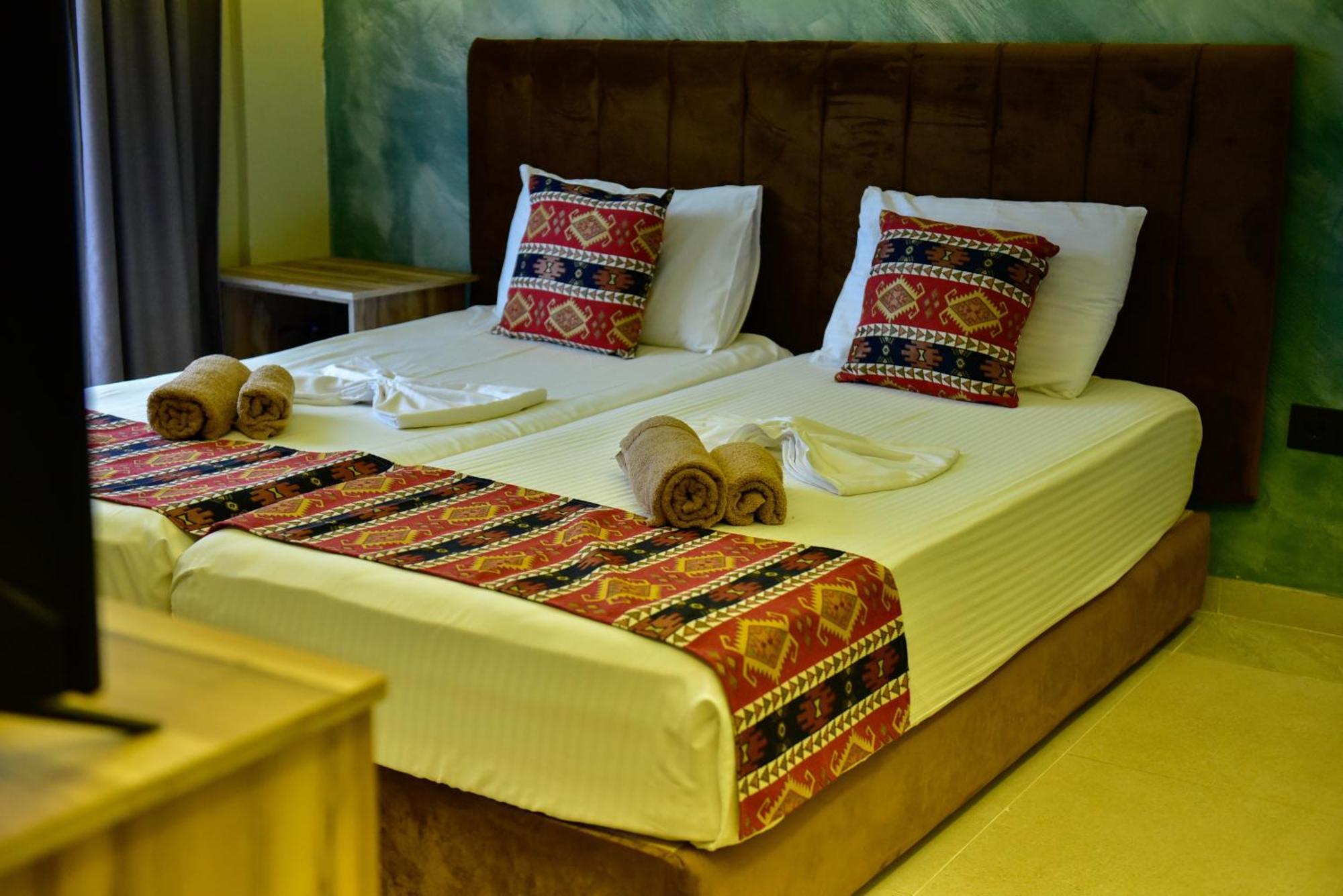 גולם Te Bujtina Hotel- Cozy Stay With Traditional Breakfast Near Beach מראה חיצוני תמונה
