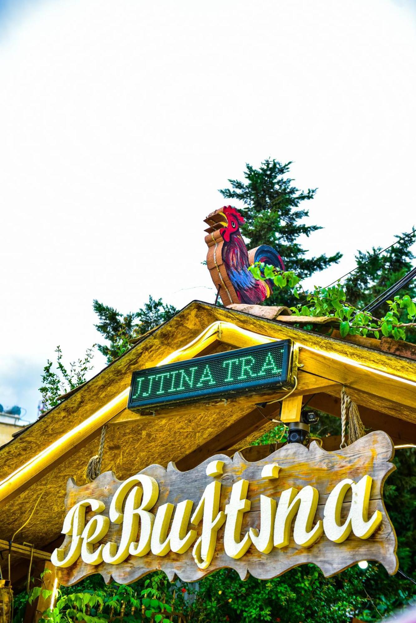 גולם Te Bujtina Hotel- Cozy Stay With Traditional Breakfast Near Beach מראה חיצוני תמונה
